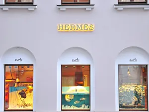 Hermes şi Chanel îşi suspendă activităţile în Rusia. Piața luxului este estimată la 4,5 miliarde $ / VB