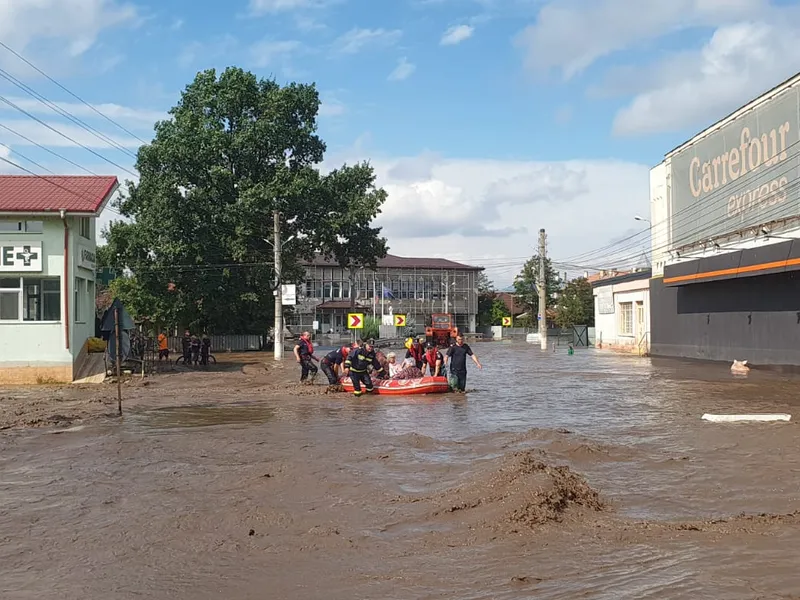 Sute de locuitori afectaţi de inundaţii în Galaţi şi Vaslui au cerut ajutor la 112 - FOTO: MAI