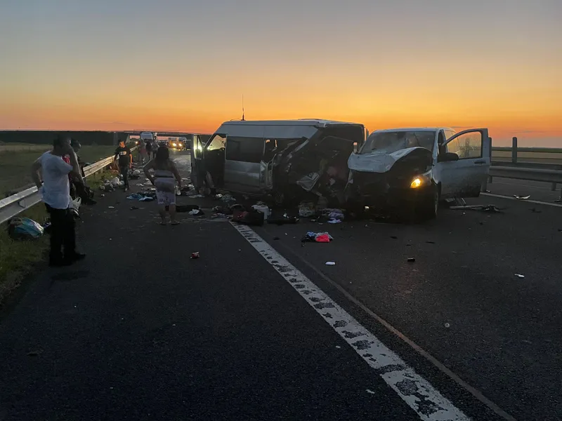 Accident grav pe A1. Cel puțin 11 persoane au fost transportate de urgență la spital/FOTO: Aradon.ro