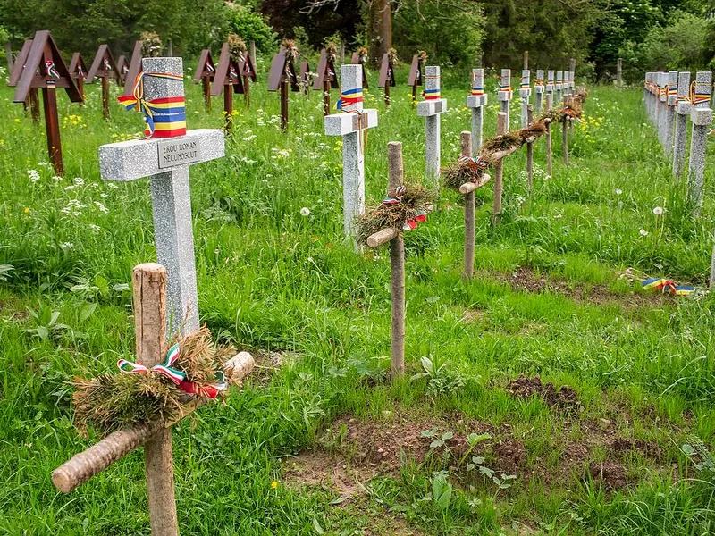 Cimitirul din Valea Uzului a devenit teren de dispută pentru extremiști  Foto: Mugur Vărzariu