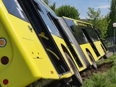 Un autobuz al companiei de transport local din Sibiu a ieșit de pe carosabil/Foto: ora de sibiu