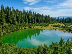 Lacul din Munții Carpați unde un balaur îi trage pe înotători în adâncuri. Ar fi „fără fund” - Foto: zigzagpriromania.com/Imagine cu caracter ilustrativ