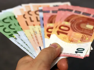 Plată în euro- Foto: PEXELS PHOTOS