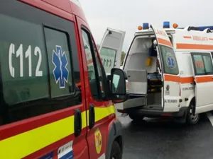 Trei adulți și doi copii au fost răniți într-un accident între o autoutilitară și un TIR pe DN 67/FOTO: Facebook/Ambulanta