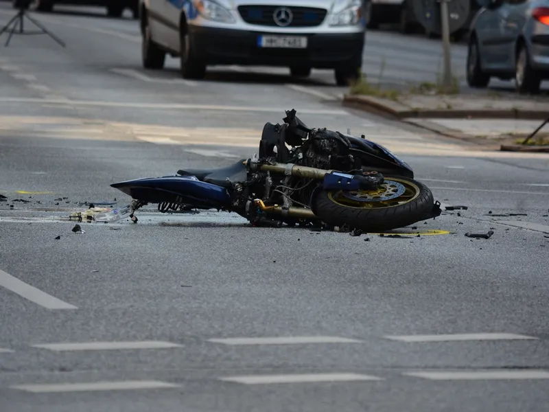 Motociclistul a acroşat colţul din stânga-faţă al unui autobuz care circula din sens opus, iar în urma impactului a fost proiectat într-un şanţ - Foto: PxHere