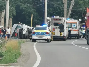 Un microbuz plin cu pasageri a intrat într-un cap de pod și s-a răsturnat. / Foto: infotraficromania.ro