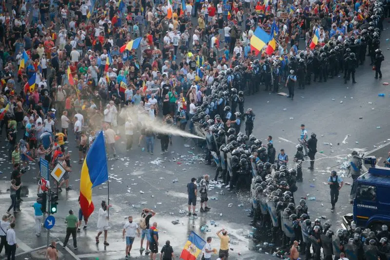 Jandarmii au dispersat mulțimea agresiv. Foto Inquam Photos/Adriana Neagoe