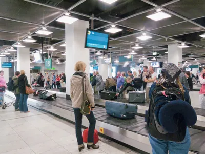 Alertă pe aeroport. Un bărbat a fost arestat după obiect periculos ce s-a descoperit în valiza sa - FOTO: Profimedia Images