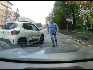 Un „bombardier” cu mașină electrică Dacia Spring a scos ranga la un șofer care l-a claxonat. - Foto: captură video