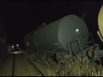 Pericol pe calea ferată. Un tren care transporta benzină a deraiat. Sunt scurgeri de combustibil - Foto: Facebook