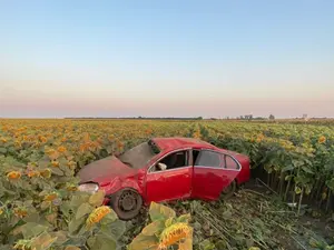 O mașină condusă de un bărbat băut și fără permis s-a răsturnat pe un câmp. O persoană a murit - Foto: News.ro