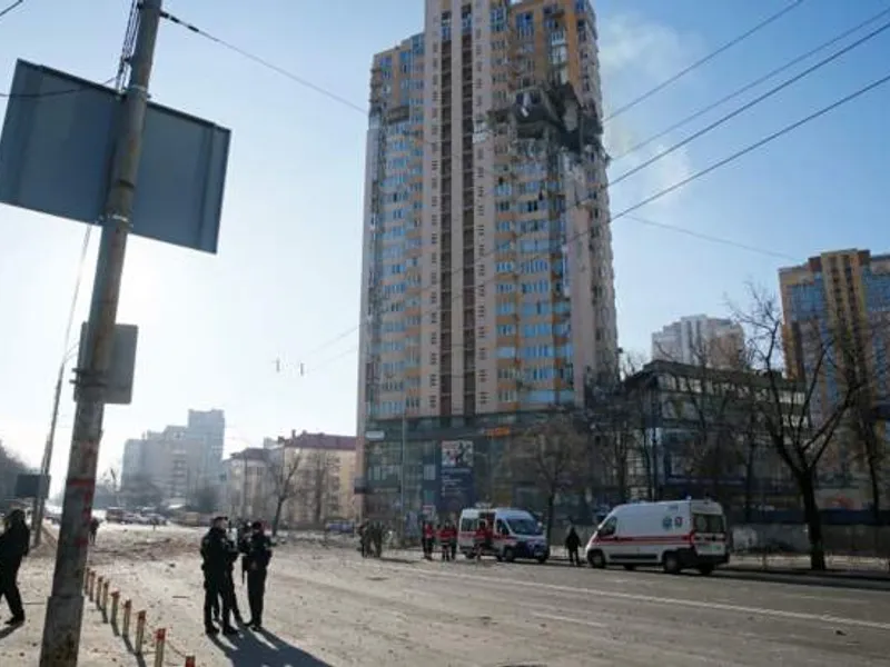 Bloc din Kiev lovit de o rachetă rusească. /Foto: bbc.com