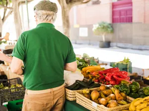 Lovitură pentru pensionarii care iau CARDURI de ALIMENTE. Au tăiat din produse și gramaj Foto: Freepik (fotografie cu caracter ilustrativ)