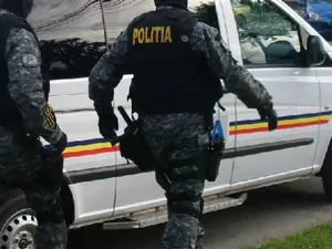 Posibil caz de răpire a unei fetiţe. Poliţia, sesizată în urma unor imagini filmate într-un autobuz / Digi24