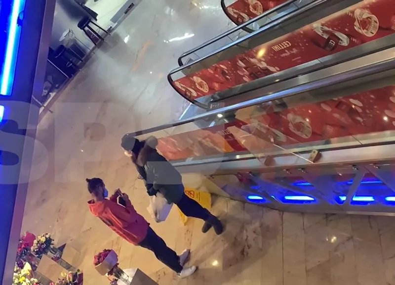 Alexandra, fiica fostului lider PSD Liviu Dragnea, și soțul său, Alex Mațaev, surprinși la mall. / Foto: captură video, spunews.ro