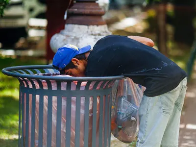 Cum fentează legea comercianţii, când reciclează PET-urile? Bani, făcuți pe spatele clienților - Foto: INQUAM PHOTOS/Ovidiu Micsik