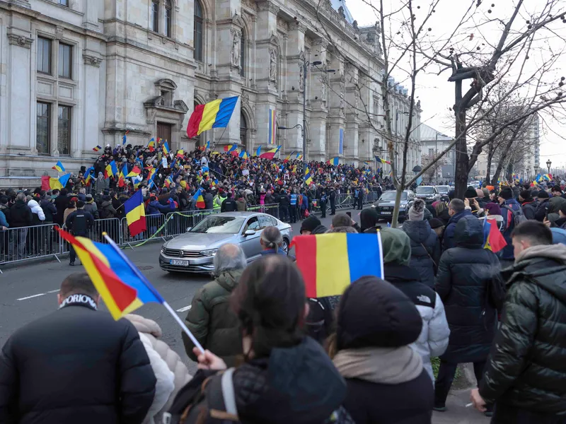 FOTO Din salariu de 1.000€ de profesor, Călin Georgescu e păzit 4 bodyguarzi din Legiunea Străină - Foto: INQUAM PHOTOS / Octav Ganea