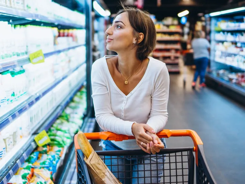 Cum sunt păcăliți clienții în supermarket: Suc îndoit cu apă, gramaj mai mic în ambalaj mai mare - Foto: Freepik.com (rol ilustrativ)