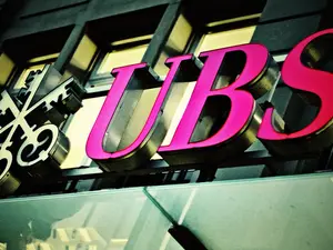 Banca elveţiană UBS ar fuziona cu Credit Suisse în această seară, pe fondul temerilor de contagiune - Foto: Wikimedia/twicepix/CC BY-SA 2.0