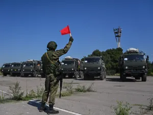 Echipamente militare rusești pe terenul aeroportului din Mariupol/foto: Profimedia Images