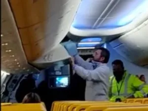 Pasagerul a preferat să fie dat jos din avion decây să poarte mască. FOTO: Captură video