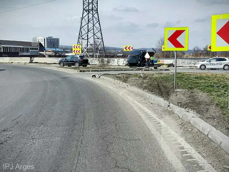 A rămas cu mașina de lux suspendată pe autostrada A1. Foto IPJ Argeș