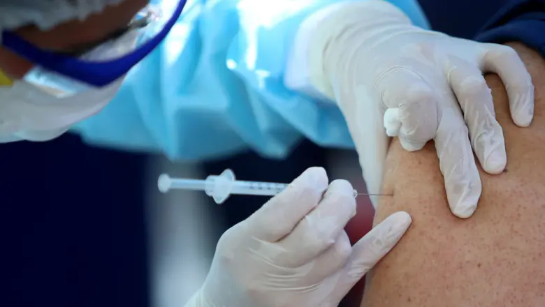 Peste 50% dintre adulţii din UE, complet vaccinaţi anti-COVID-19. / Foto: digi24.ro