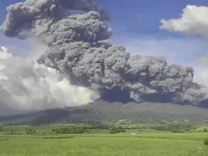 VIDEO Vulcanul Kanlaon din Filipine a erupt. 87.000 de persoane au fost evacuate - Foto: Profimedia Images