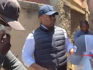 Autoritățile din Madagascar controlate de Andry Rajoelina i-au atacat pe protestatari și pe principalul contracandidat la prezidențiale, Siteny Randrianasoloniaiko (foto), cu gaze lacrimogene Foto: captură Youtube