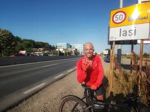 Un ciclist a parcurs 432 de km în trei zile, de la Cluj la Iași. Strânge donații pentru copii Foto: facebook/ Andrei Gurbaș