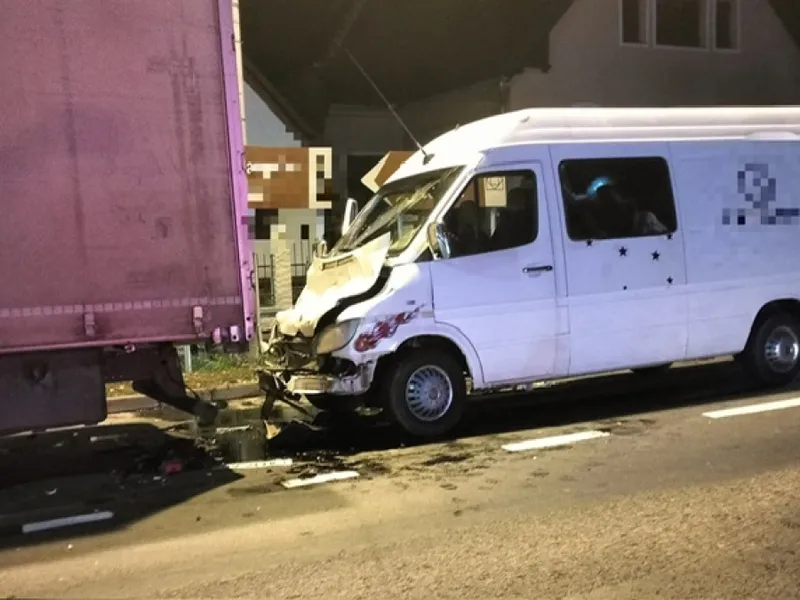 Accident grav cu 6 victime în Mureș. Un microbuz s-a înfipt violent în spatele unui TIR - Foto: Centrul Infotrafic