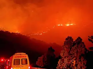 Mii de turiști au fost evacuați din calea flăcărilor. FOTO: Facebook