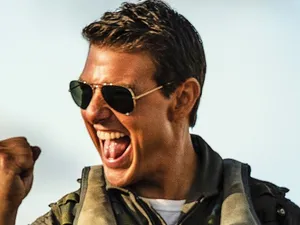 FOTO "Maverick" Mitchell, Tom Cruise din Top Gun, întâlnire cu o tânără căpitan din armata română / MAPN