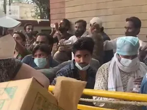 Cozi interminabile în India pentru oxigen necesar bolnavilor de COVID. Pandemia face ravagii/FOTO: CNN