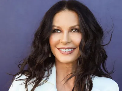 Catherine Zeta-Jones, impresionată de frumusețile Bucureștiului la filmările pentru „Wednesday”. / Foto: radioimpuls.ro