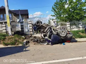 Ce a rămas dintr-o mașină care s-a înfipt cu 140 km/h într-un cap de pod. „Pilotul” a scăpat. / Foto: Info Trafic 24, Facebook