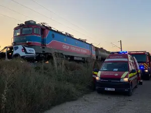 O Dacia Duster, spulberată de tren la Țintești, în Buzău. 3 morți, șoferul a supraviețuit - Foto: Facebook/Info Trafic 24