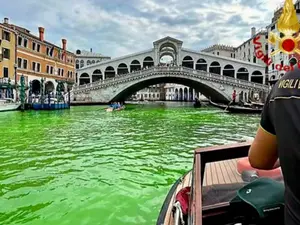 Turiștii și localnicii au intrat în alertă după ce apa celebrului Canal Grande din Veneția s-a făcut verde fluorescent - Foto: Profimedia Images