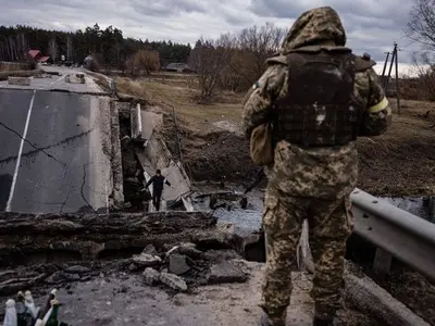 În orașul Bucha, cadravrele civililor au fost lăsate de militarii ruși pe stradă/ / Mirror