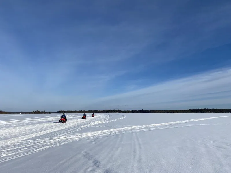 Safari cu snowmobilul pe lacul înghețat, la Apukka Resort. / Foto: Newsweek România