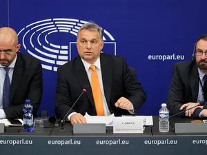 Zoltán Kovács, oficialul maghiar pentru relația cu presa,  premierul Viktor Orbán și eurodeputatul demisionar József Zsájer. Sursa foto: EU Observer/ Parlamentul European