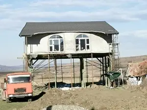 Casele suspendate de la Băcești, noile atracții imobiliare/FOTO: vremeanoua.ro