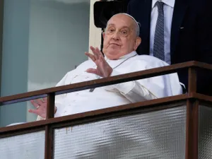 Papa Francisc a apărut pentru prima dată în public, după mai bine de cinci săptămâni de spitalizare - Foto: Profimedia Images