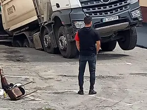 Un camion a rămas cu roțile în aer după ce asfaltul s-a rupt. Se întâmplă în România Foto: facebook/Cisnădia Adevărată