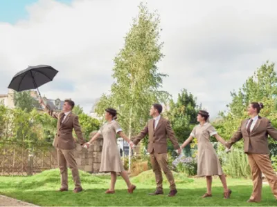 Studenți de la Norland College, a căror uniformă a fost asemănată cu ținuta lui Mary Poppins. Foto: Colegiul Norland