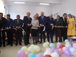 Înghesuială la tăierea panglicii unei grădinițe din Crasna: 12 oficiali, inclusiv Kelemen Hunor. / Foto: graiulsalajului.ro