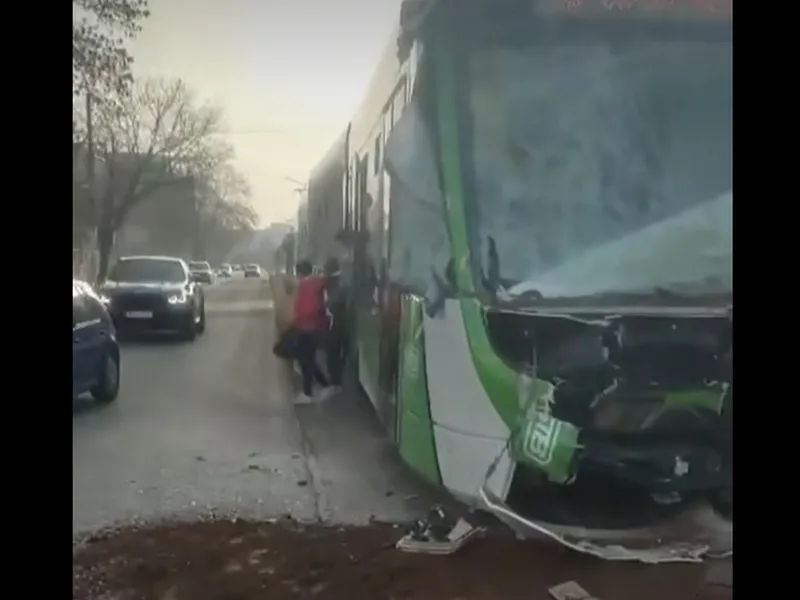 Accident incredibil în București! Un tramvai s-a înfipt într-o basculantă. Liniile afectate - Foto: captură ecran