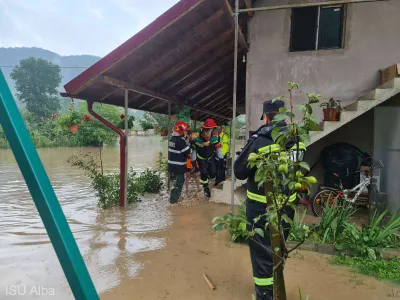 Misiune de salvare contracronometru: o mamă și doi copii, prinși într-o casă inundată. / Foto: ISU Alba