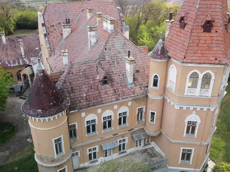 Castelul Calendar cu 365 de ferestre și patru turnuri este scos la vânzare. 2,1 milioane de euro Foto: captura youtube