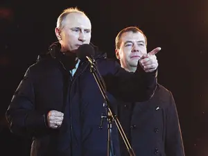 VARIANTE  Președintele Rusiei,  Vladimir Putin, îi arată  fostului premier Dmitri Medvedev, fidelul său, un viitor care  nu s-a clarificat întru-totul - Foto: Getty Images